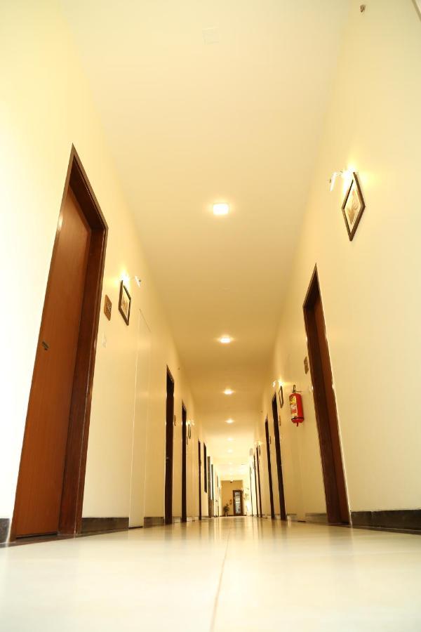 Vits Lonavala Hotell Exteriör bild