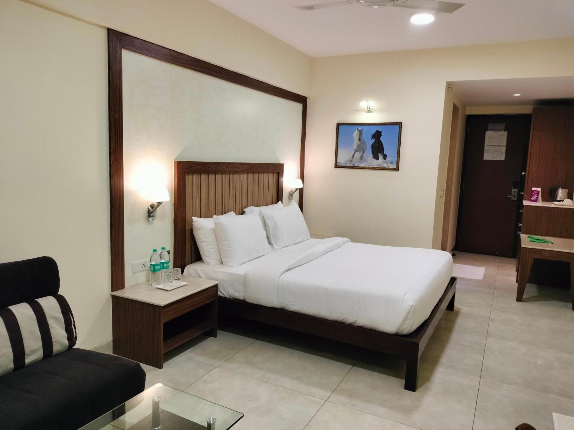 Vits Lonavala Hotell Exteriör bild